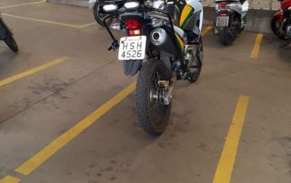 Moto de agente de trânsito estacionada em mercado repercute nas redes sociais
