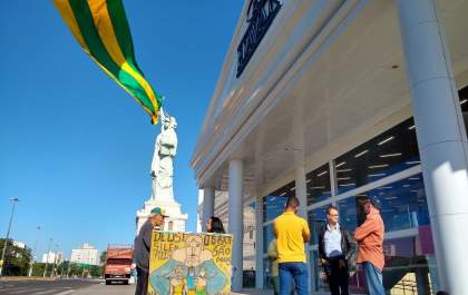 Centenas participam de manifestação em apoio a Bolsonaro