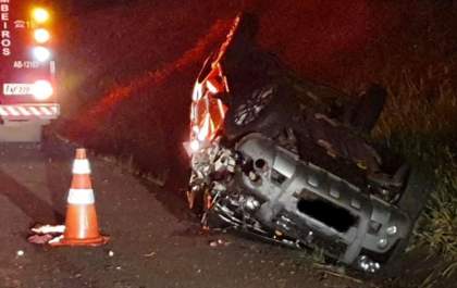Homem morre após picape bater na traseira de caminhão na Rondon