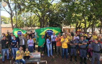 Menos de uma centena vai às ruas defender governo Bolsonaro&nbsp;