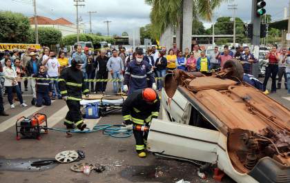 Simulação de acidente choca três-lagoenses no Centro da Cidade