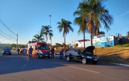 Motociclista fica ferido ao bater na traseira de carro