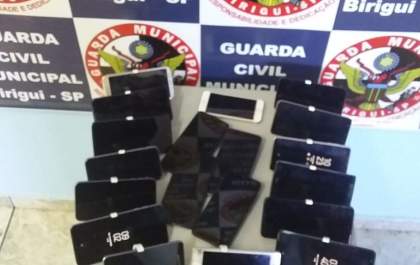 Mulher encontra 19 celulares em mochila deixada em lixeira