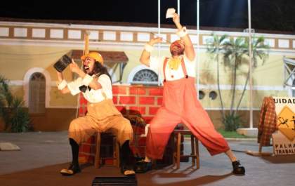 Teatro de palhaços aqueceu a noite do último sábado no Centro Cultural