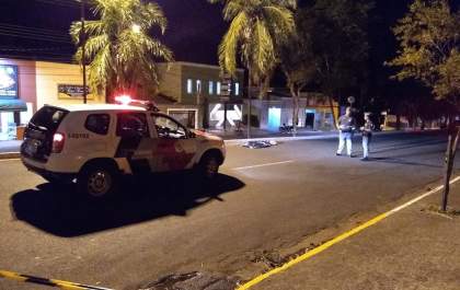 Homem morre ao ser atropelado em rotatória na Fundadores