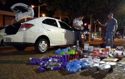 Polícia rodoviária apreende carro carregado com mercadorias do Paraguai