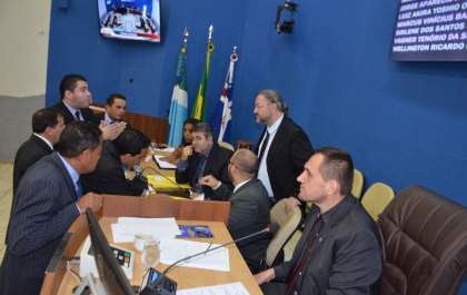 Vereadores aprovam reajuste do salário base e do ticket dos servidores municipais