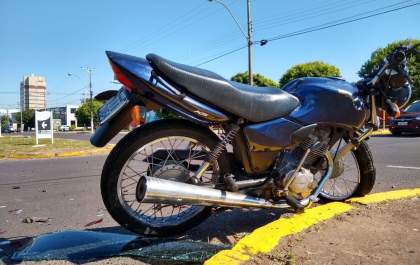Motociclista se fere ao bater na traseira de carro na avenida Brasília