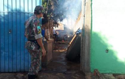 Morador da Vila Piloto ateia fogo em madeira e é multado em R$ 5 mil