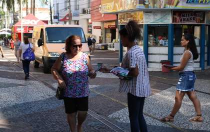 Centrais sindicais e partidos políticos fazem panfletagem no Calçadão