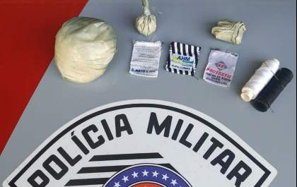 Cabeleireira é presa com cocaína em etiquetas de blusa tentando entrar em presídio