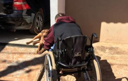 Ao ser preso, paraplégico pede para se despedir de cachorro
