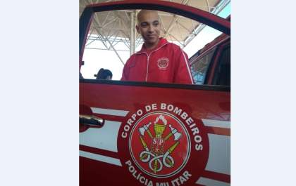 Bombeiro deixa hospital e é homenageado por colegas