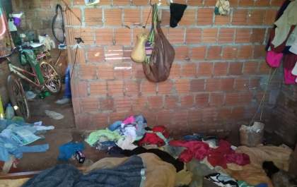 Menino indígena dorme em árvore após pais serem mortos a facadas