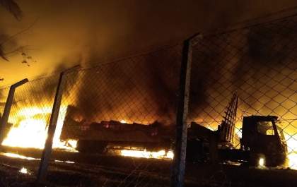 Incêndio destrói almoxarifado e caminhão na Color Visão