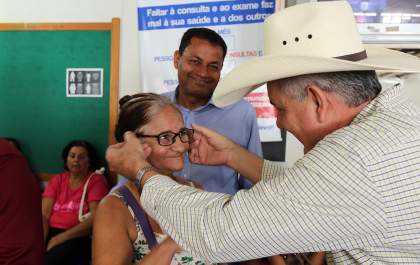 Saúde de TL entrega nova remessa de óculos às famílias de baixa renda