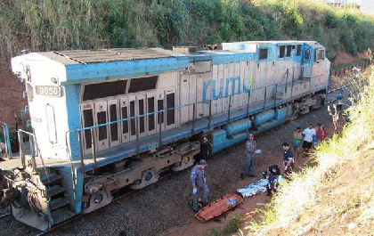 Mulher deita na linha de ferro e é atropelada por trem