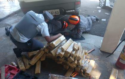 Motorista é preso transportando maconha em fundo falso de picape