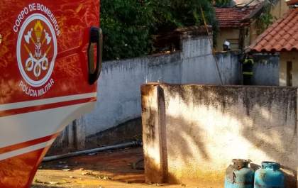 Mulher é levada para o hospital após incêndio em residência
