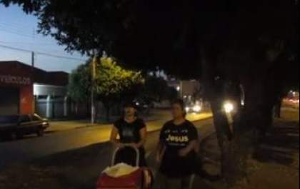 “Olha o picolé, Deus está com saudade de você”, diz vovó durante as vendas
