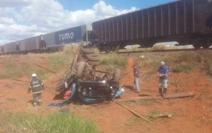 Acidente entre trem e caminhão deixa uma pessoa ferida
