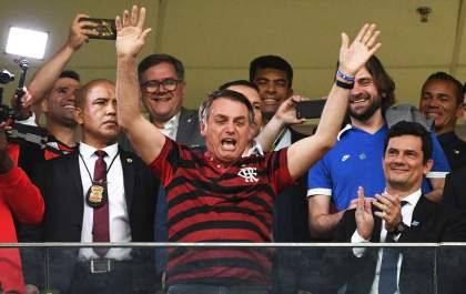 Moro vai a jogo com bolsonaro e é provocado por populares: 