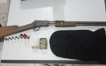 Homem é preso com espingarda e munições em apartamento no Novo Oeste