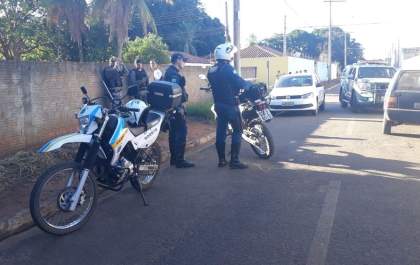 Polícia monta cerco para prender suspeitos de assalto em residência