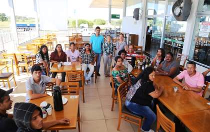 Tamiko acompanha equipe do Programa Frente de Trabalho em curso de garçom