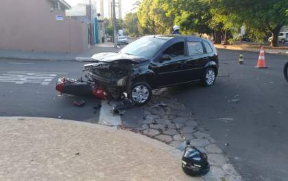 Mulher é socorrida em parada cardíaca após acidente com moto