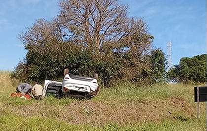 Carro capota na Gerson Dourado e mulher fica ferida