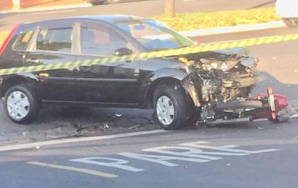 Morre mulher ferida em acidente entre moto e carro