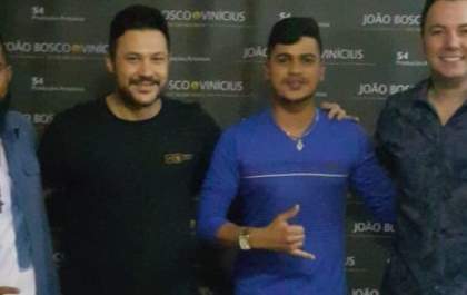 Dupla três-lagoense canta com João Bosco e Vinícius