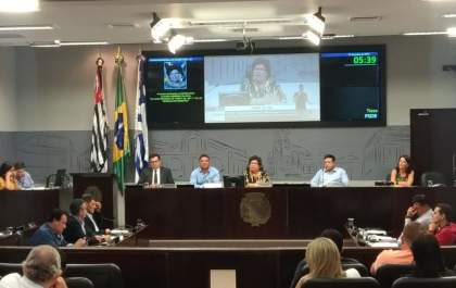 Redução de vereadores vira pano de fundo para debate sobre salário de assessores
