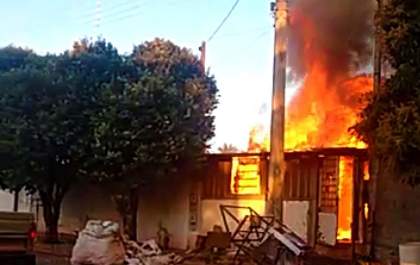Fogo destroi casa em Guaraçaí
