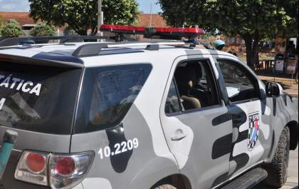 Jovem esfaqueia duas pessoas, pula telhados de casas e acaba preso após ação da PM