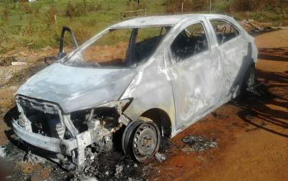 Homem é agredido e tem carro queimado por suposta dívida de droga