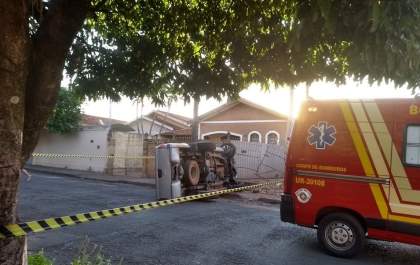 Homem com carteira cassada é preso por embriaguez, após bater caminhonete