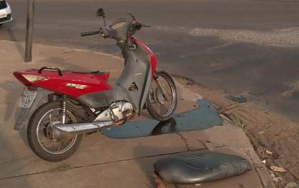 Colisão entre Biz e micro-ônibus deixa homem com ferimentos graves
