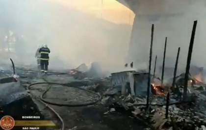 Incêndio em ponte de São Paulo afeta cerca de 50 famílias