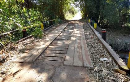 Ladrões furtam madeiras da 'Ponte Velha' sobre o Córrego do Palmito