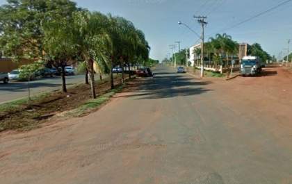 Ladrão sobe em poste de energia de comércio e furta fiação elétrica