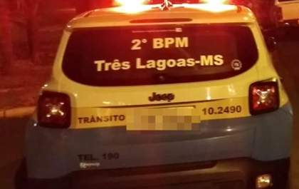 Jovem embriagado destrói muro de condomínio ao bater caminhonete