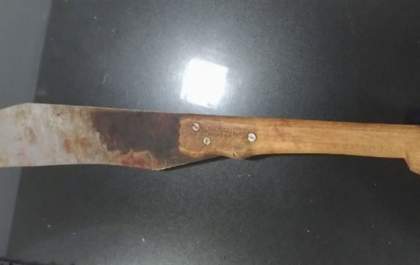 A golpes de facão homem tenta matar a esposa e o filho de 1 ano