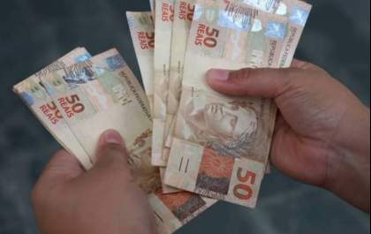 Caixa paga abono salarial a pessoas nascidas em maio e junho nesta quarta-feira (15)
