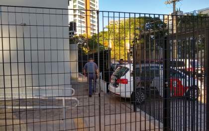PM surpreende 2 adolescentes com drogas na entrada de escola