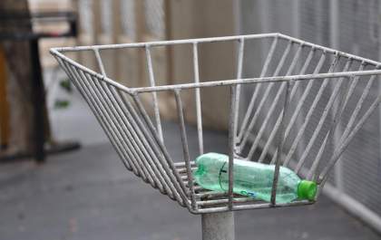 Em Três Lagoas, pedestre registra BO depois de bater em lixeira