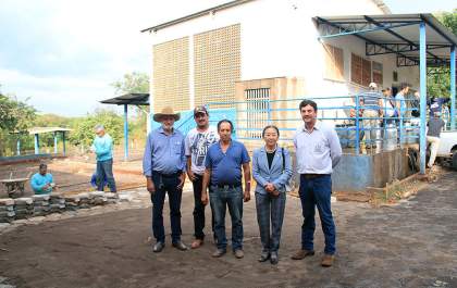 Calçamento em Associação de leite vai expandir produção em Andradina