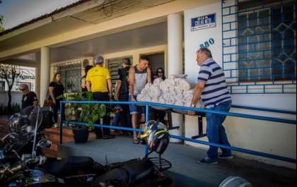 Moto Clube Bodes do Asfalto doa cobertores ao Fundo Social de Solidariedade