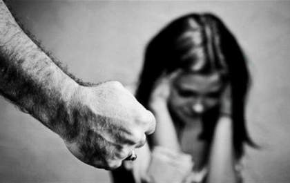 Mulher fica ensanguentada após ser agredida por golpes de sapato&nbsp;